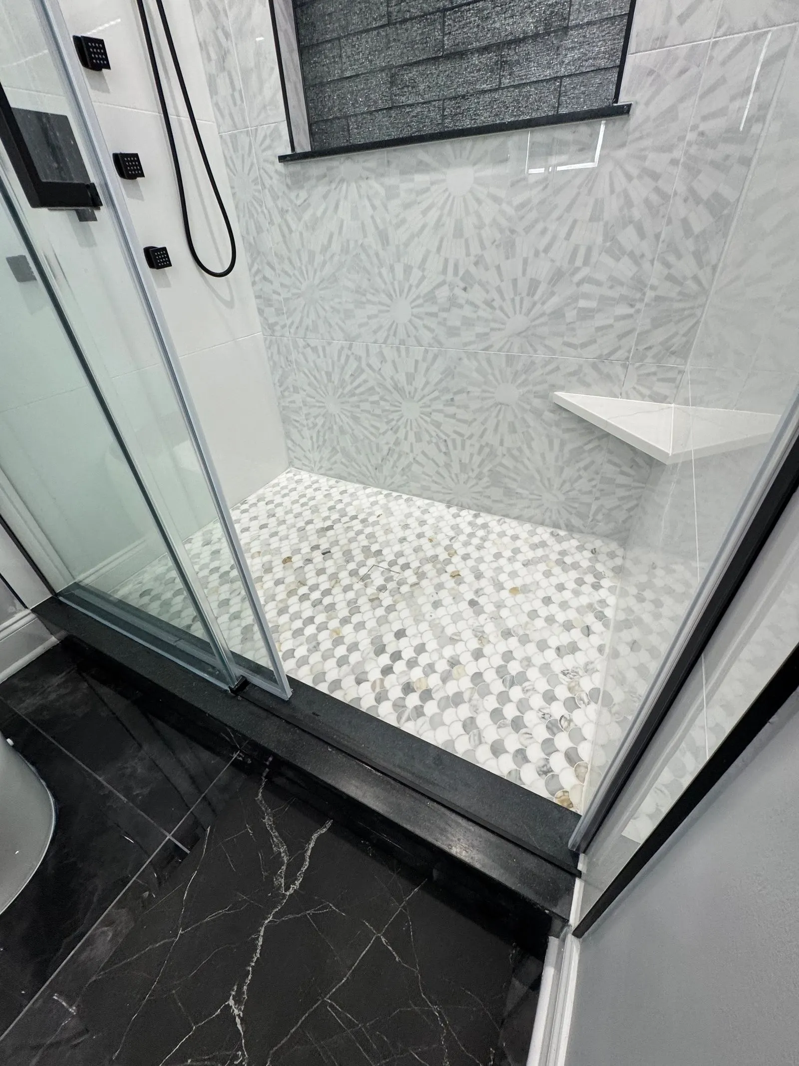 Shower corner with a built-in bench and mosaic floor